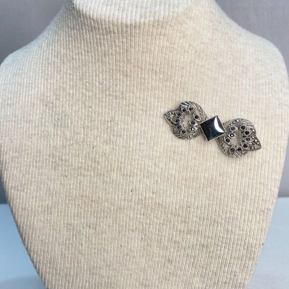 Burnished Silver Brooch Ornate Bow Black Square Central Stone Black Rhinestones - Picture 2 of 7